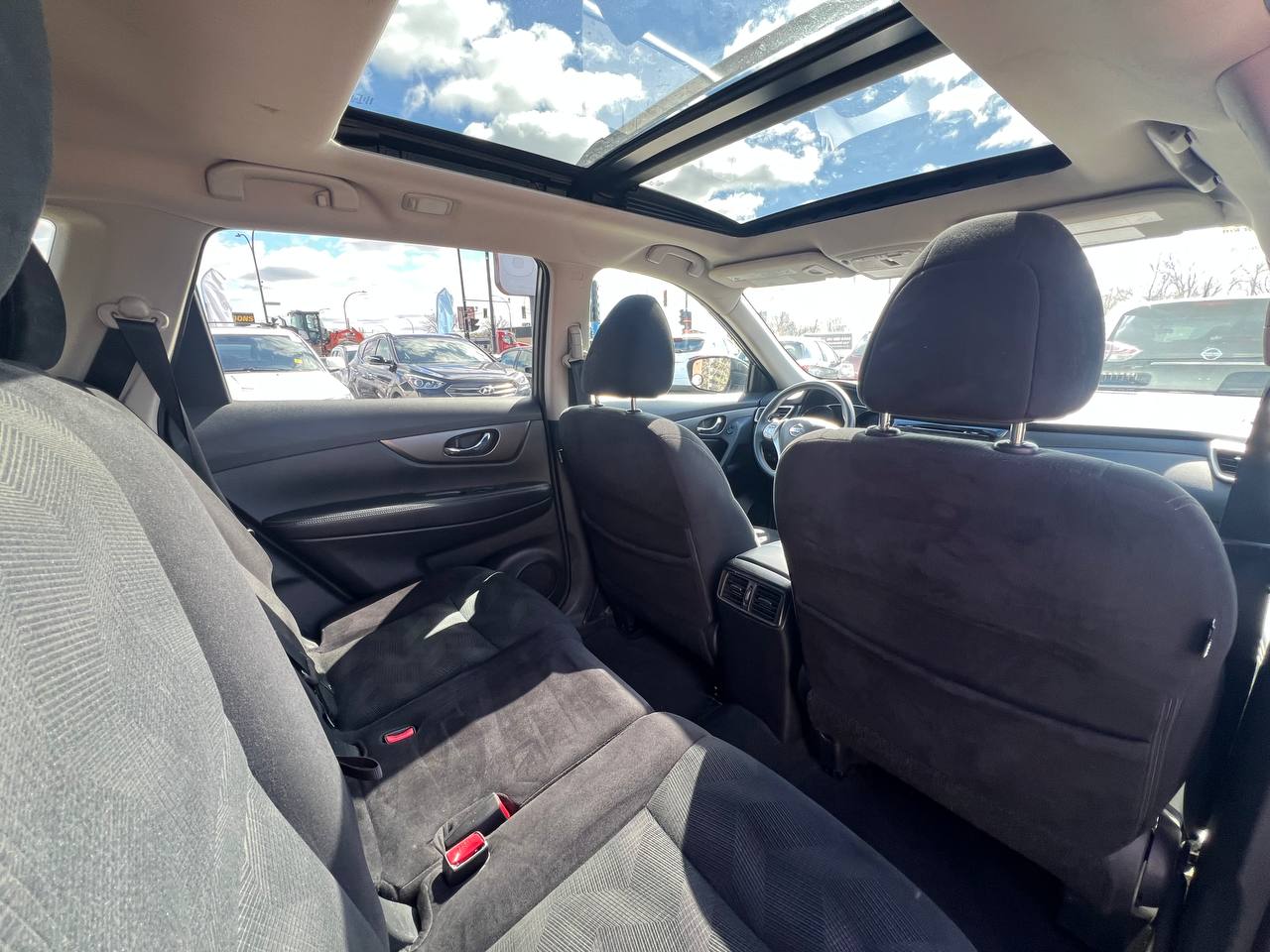 2015 Nissan Rogue SV**AWD**TOIT OUVRANT PANORAMIQUE**CAMERA DE RECULE**SIEGES CHAUFFNATS**Mags** Image principale