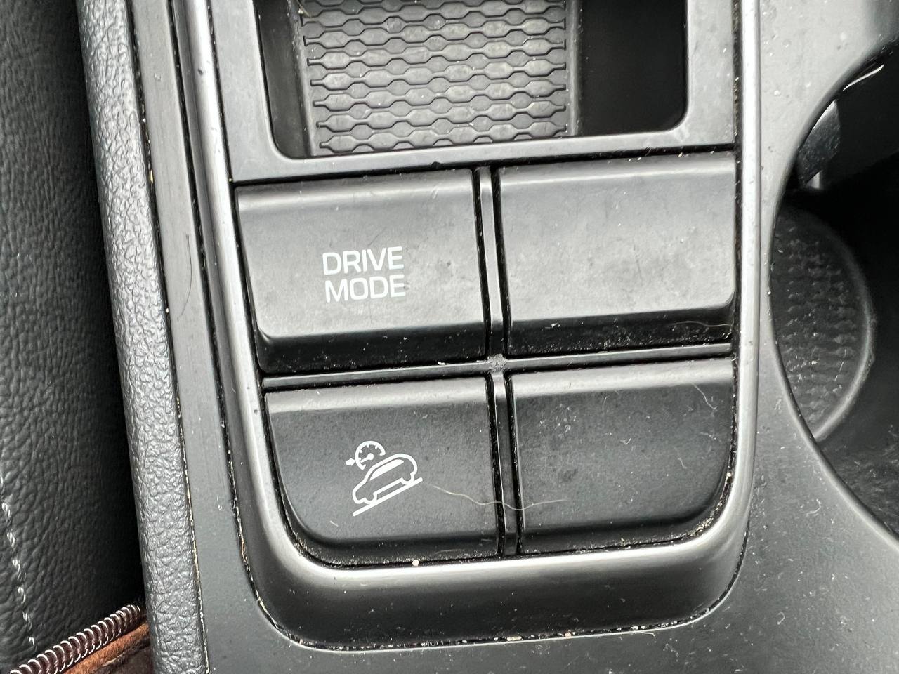 2017 Hyundai Tucson SE**Jamais Accidentee**SAAQ Certifie**TOIT OUVRANT PANORAMIQUE**SIEGE EN CUIR**CAMERA DE RECUL**SIEGES CHAUFFNATS AVANT ET ARRIERE**Volant Chauffant**Alerte d'angle Mort**MAGS** Image principale
