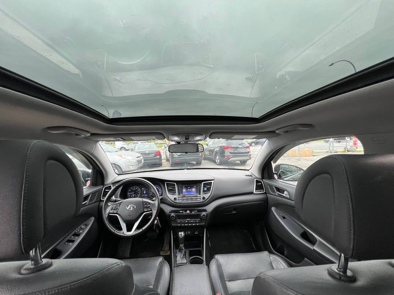 2017 Hyundai Tucson SE**Jamais Accidentee**SAAQ Certifie**TOIT OUVRANT PANORAMIQUE**SIEGE EN CUIR**CAMERA DE RECUL**SIEGES CHAUFFNATS AVANT ET ARRIERE**Volant Chauffant**Alerte d'angle Mort**MAGS** Image principale