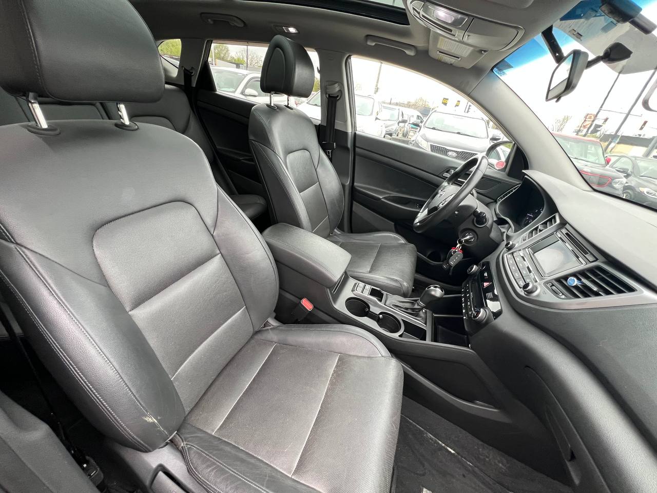 2017 Hyundai Tucson SE**Jamais Accidentee**SAAQ Certifie**TOIT OUVRANT PANORAMIQUE**SIEGE EN CUIR**CAMERA DE RECUL**SIEGES CHAUFFNATS AVANT ET ARRIERE**Volant Chauffant**Alerte d'angle Mort**MAGS** Image principale