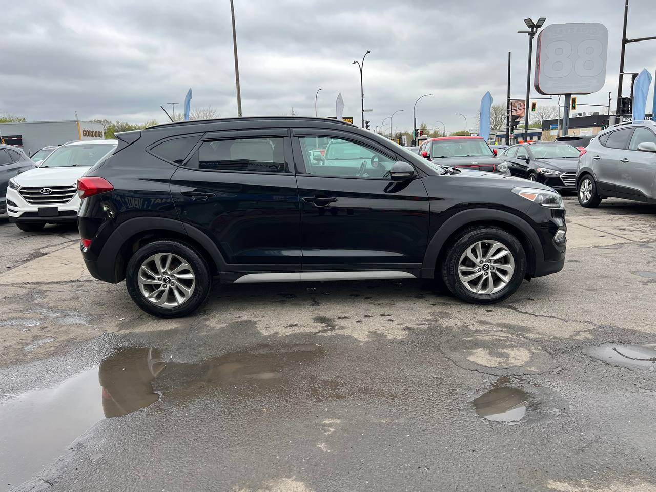 2017 Hyundai Tucson SE**Jamais Accidentee**SAAQ Certifie**TOIT OUVRANT PANORAMIQUE**SIEGE EN CUIR**CAMERA DE RECUL**SIEGES CHAUFFNATS AVANT ET ARRIERE**Volant Chauffant**Alerte d'angle Mort**MAGS** Image principale