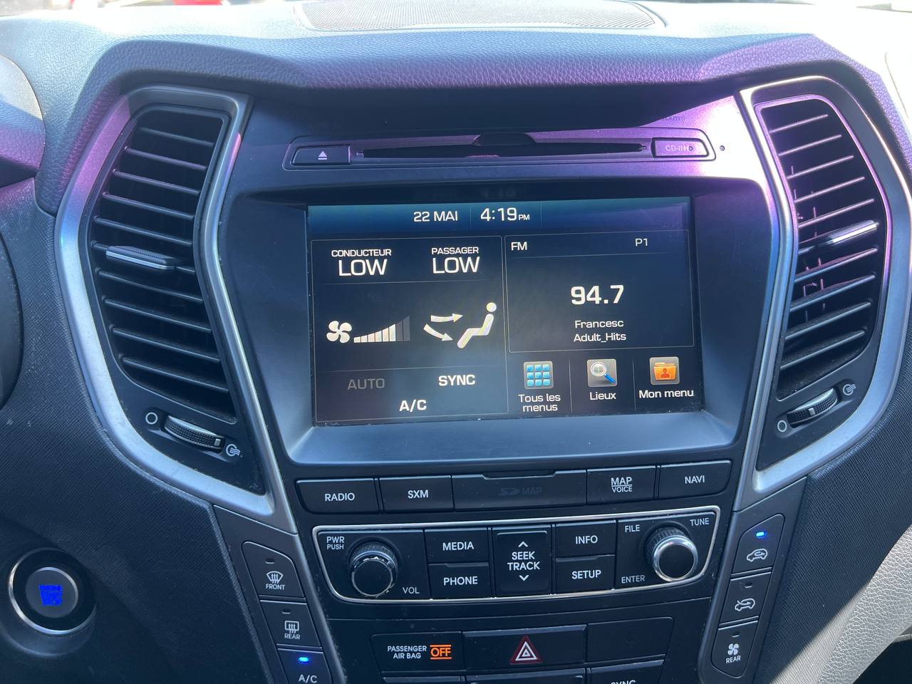 2017 Hyundai Santa Fe XL Limited XL**7 PASSAGERS**JAMAIS ACCIDENTEE**SAAQ CERTIFIEE**AWD**TOIT PANORAMIQUE**CAMERA DE RECUL**VOLANT CHAUFFANT**SIEGES CHAUFFANTS** Image principale