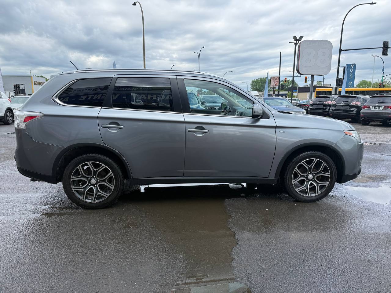 2015 Mitsubishi Outlander **GT**JAMAIS ACCIDENTEE**7 PASSAGERS**CUIR**NAVI**CAMERA DE RECUL**SIEGES CHAIFFANTS**MAGS** Image principale