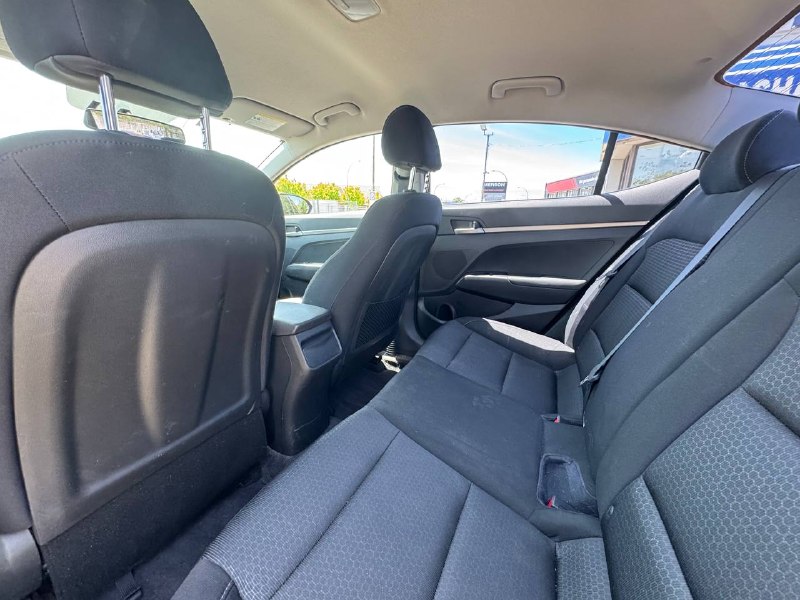 2017 Hyundai Elantra LE Image principale