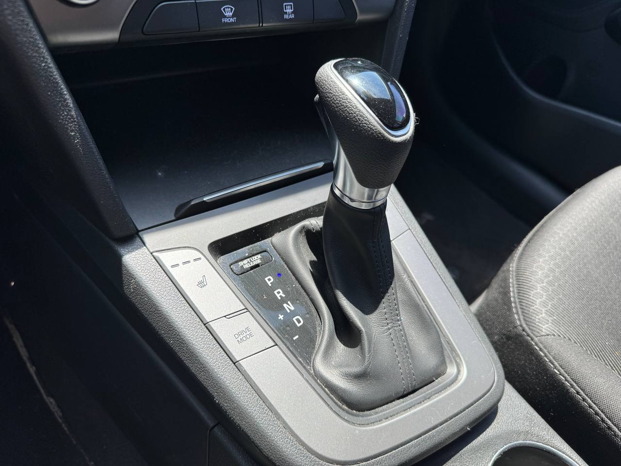 2017 Hyundai Elantra LE Image principale