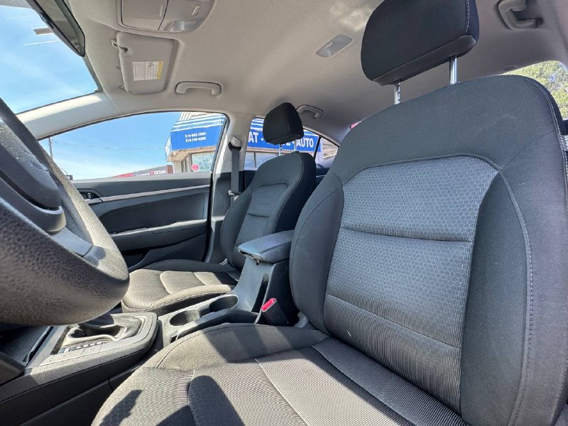 2017 Hyundai Elantra LE Image principale