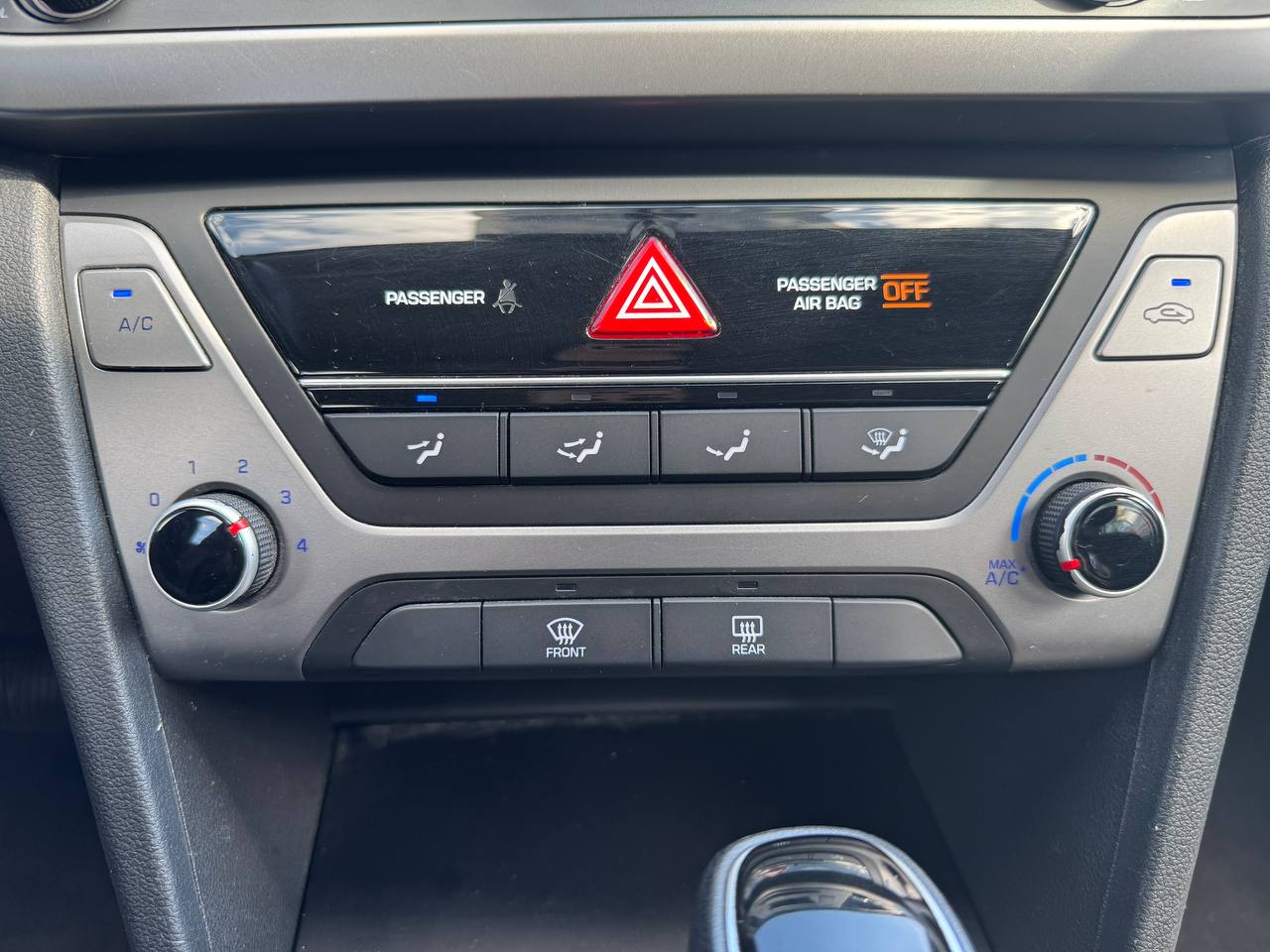2017 Hyundai Elantra LE **SIÈGES CHAUFFANTS**BLUETOOTH**SELECTEUR DE MODES DE CONDUITE**ÉCONOMIQUE** Financement 1Ère, 2e et 3e chance !! 100% ApprouvÉ Image principale