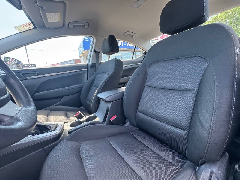 2017 Hyundai Elantra LE **SIÈGES CHAUFFANTS**BLUETOOTH**SELECTEUR DE MODES DE CONDUITE**ÉCONOMIQUE** Financement 1Ère, 2e et 3e chance !! 100% ApprouvÉ Image principale