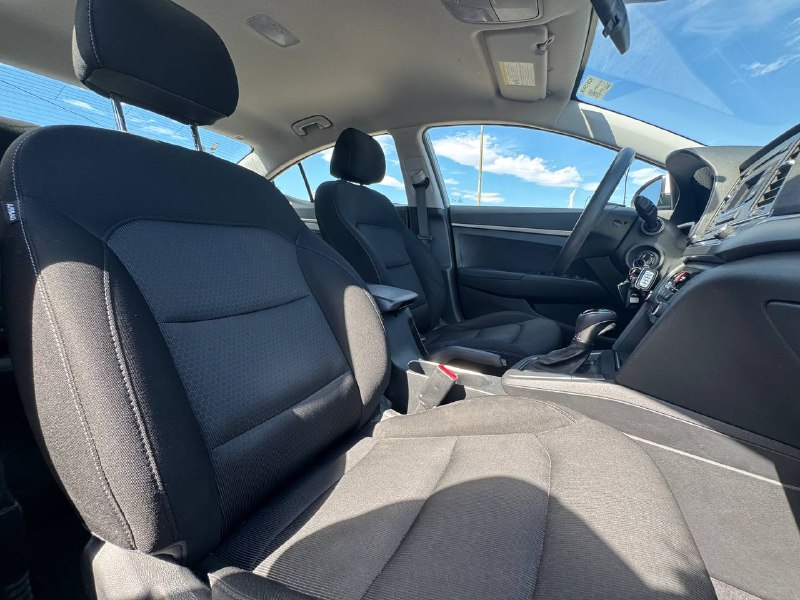 2017 Hyundai Elantra LE **SIÈGES CHAUFFANTS**BLUETOOTH**SELECTEUR DE MODES DE CONDUITE**ÉCONOMIQUE** Financement 1Ère, 2e et 3e chance !! 100% ApprouvÉ Image principale