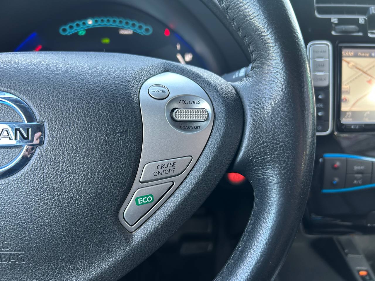 2016 Nissan LEAF SV**NAVIGATION**CAMERA DE RECUL**BLUETOOTH**SIEGES CHAUFFANT** SIEGES EN CUIR**VOLANT CHAUFFANT** Main Image