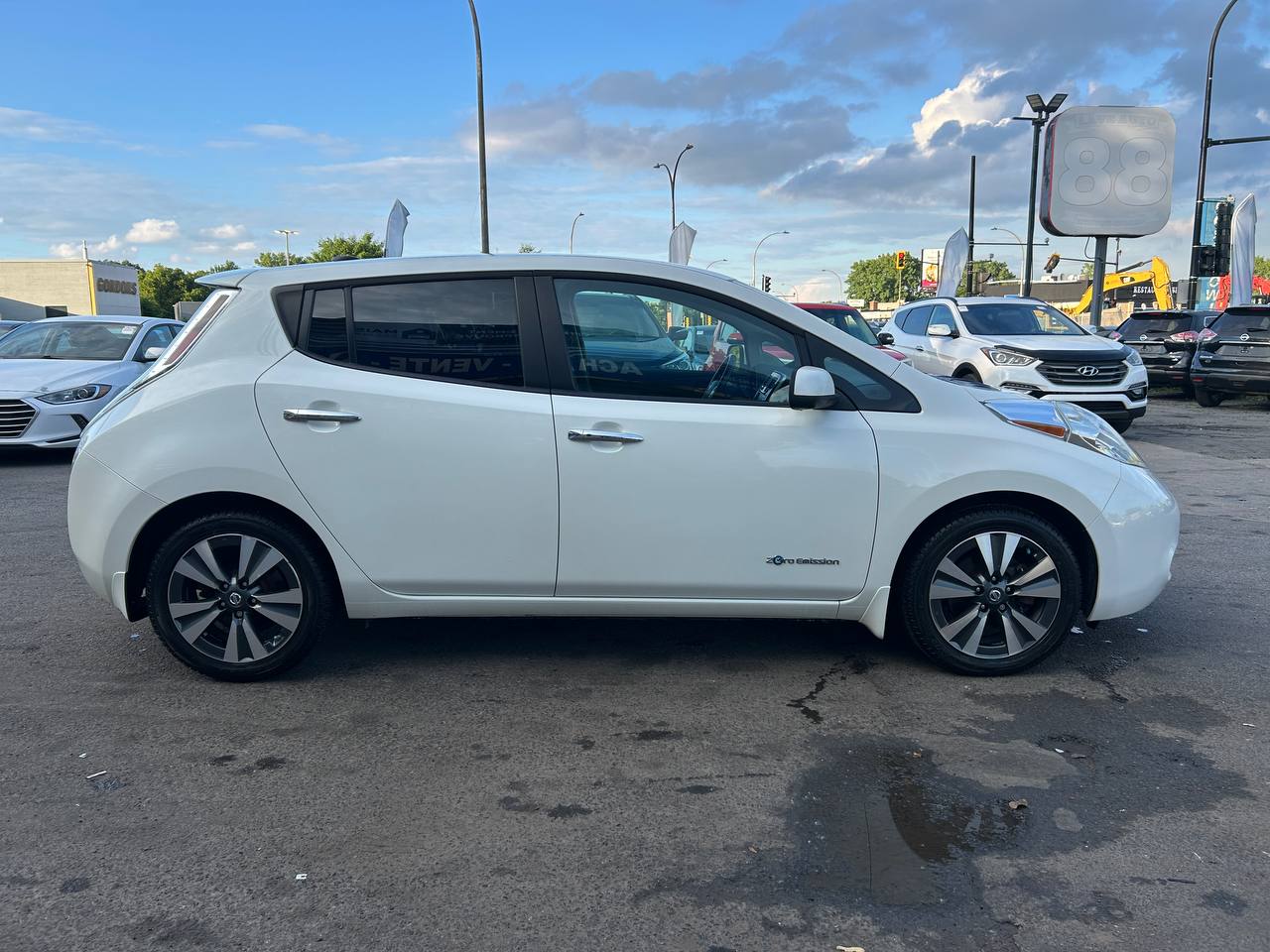 2016 Nissan LEAF SV**NAVIGATION**CAMERA DE RECUL**BLUETOOTH**SIEGES CHAUFFANT** SIEGES EN CUIR**VOLANT CHAUFFANT** Main Image
