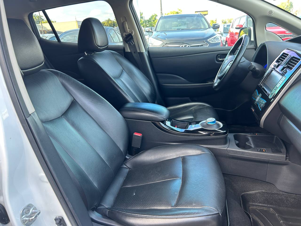 2016 Nissan LEAF SV**NAVIGATION**CAMERA DE RECUL**BLUETOOTH**SIEGES CHAUFFANT** SIEGES EN CUIR**VOLANT CHAUFFANT** Main Image