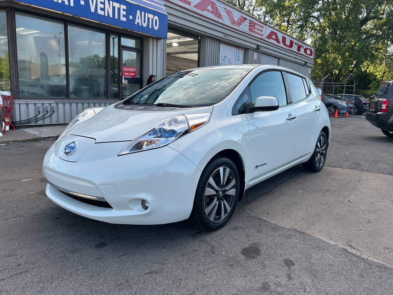 2016 Nissan LEAF SV**NAVIGATION**CAMERA DE RECUL**BLUETOOTH**SIEGES CHAUFFANT** SIEGES EN CUIR**VOLANT CHAUFFANT** Main Image