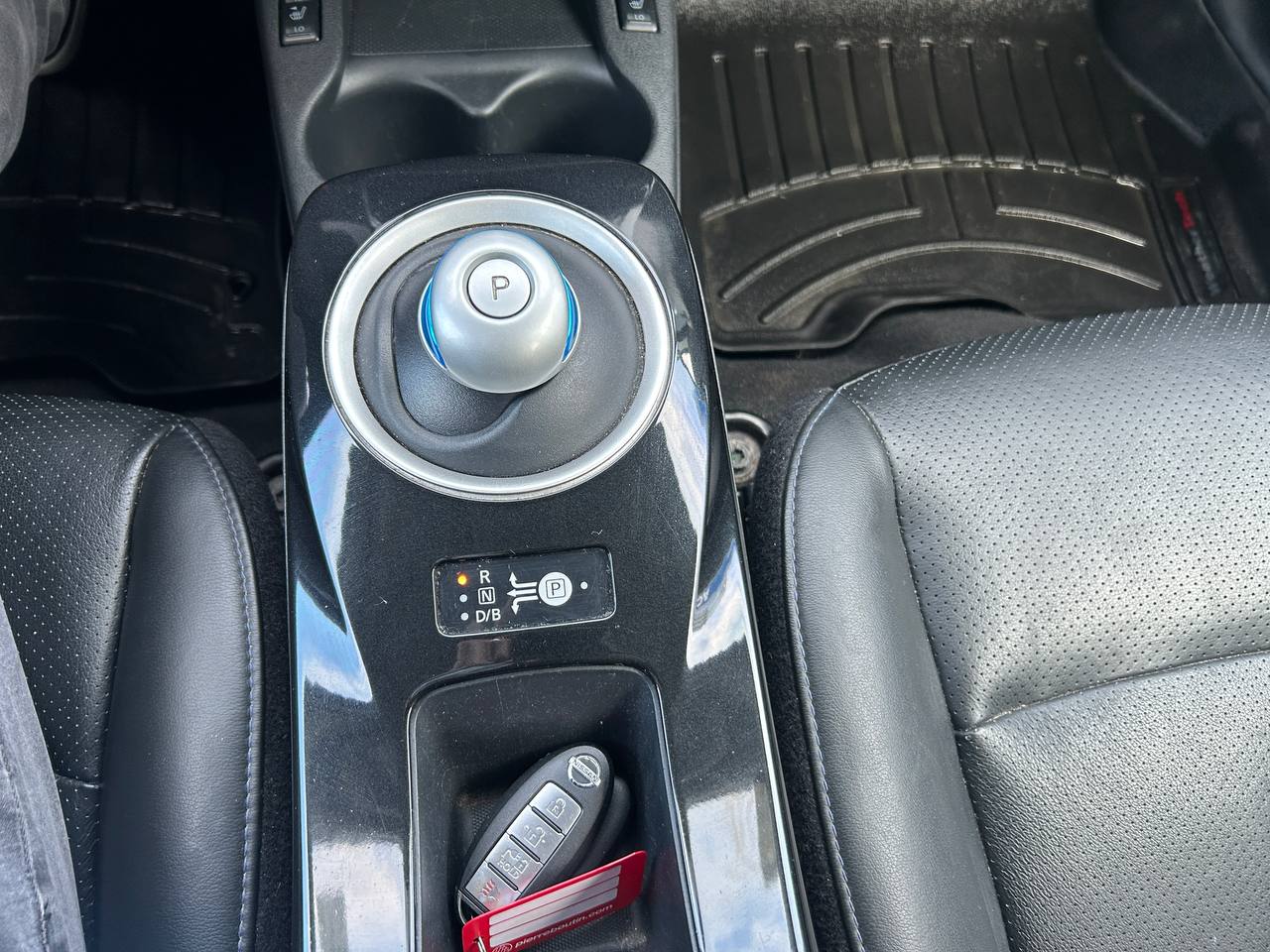2016 Nissan LEAF SV**NAVIGATION**CAMERA DE RECUL**BLUETOOTH**SIEGES CHAUFFANT** SIEGES EN CUIR**VOLANT CHAUFFANT** Main Image