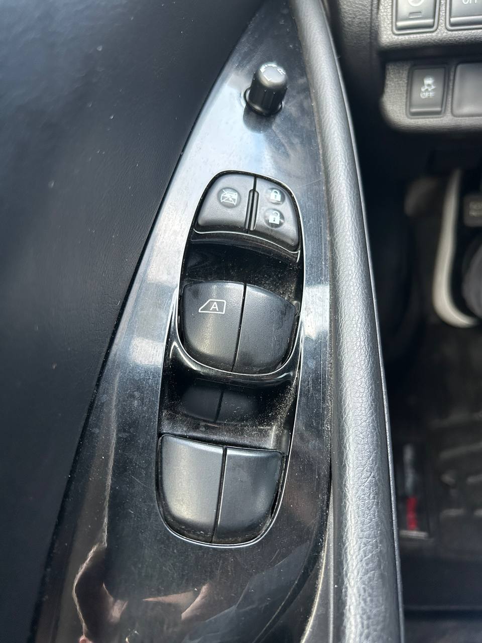 2016 Nissan LEAF SV**NAVIGATION**CAMERA DE RECUL**BLUETOOTH**SIEGES CHAUFFANT** SIEGES EN CUIR**VOLANT CHAUFFANT** Main Image